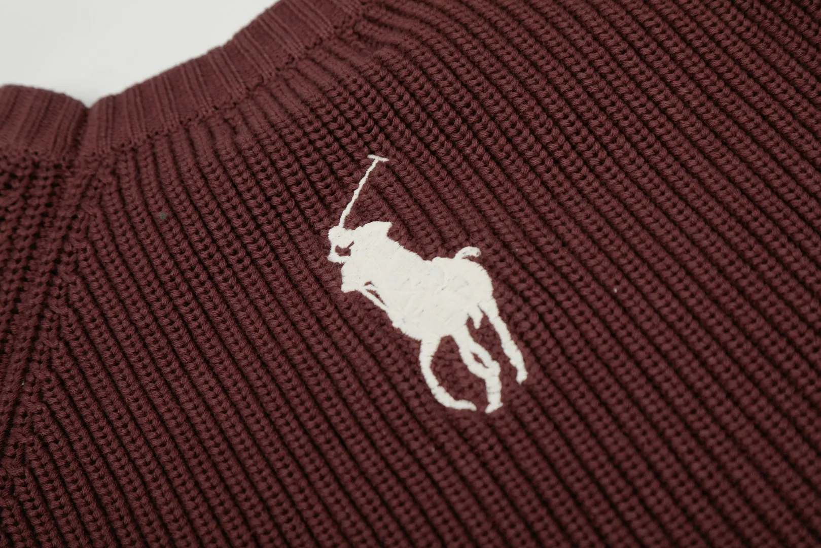 P220 Top quality" Style number: DS812# (not off the shelves all year round) [Ralph Lauren round neck piqué knitted sweater with war horse embroidery on the front and back] ✅Ralph Lauren classic basic versatile round neck pullover sweater for men and women ✅Main supply platform live broadcast Wholesale entity Replenish if out of stock Not removed from the shelves ✅ZP quality 1:1 version Scan the code to enter the GF website Counter quality ✅Detailed quality The only one in Guangzhou Imported quality cotton yarn Mainly high-end, cost-effective, good quality needless to say ✅The version is restored to the original order, the maximum size can be worn up to 200 pounds, loose, comfortable and stress-free ✅The upper body is simple and easy to match, ootd must-have style, good-looking clothes are never picky, a must-have item in the wardrobe is recommended. Size: S-XL Color: White, gray, khaki, navy blue, brown, burgundy, black with white label, black with red label